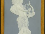 une image représentant une femme tenant une harpe