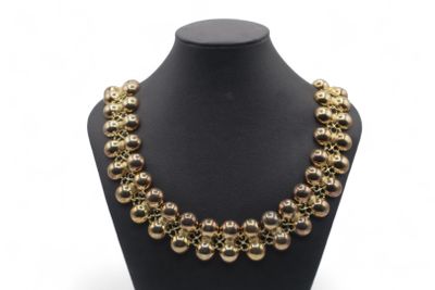 gros plan d'un collier sur un présentoir pour mannequin