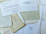 Plusieurs vieilles lettres sont empilées les unes sur les autres sur une surface verte