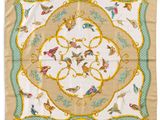 une photo d'un foulard carré orné d'oiseaux
