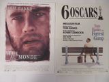 deux affiches de cinéma représentant un homme assis sur un banc, placées l'une à côté de l'autre