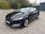 une Ford Monde noire garée sur un parking
