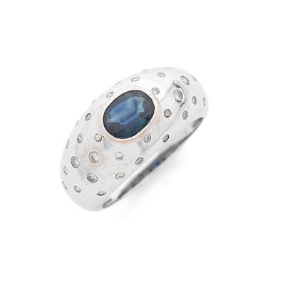 Gros plan sur une bague ornée d'une pierre bleue