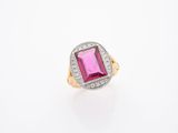 une bague en tourmaline rose et diamant