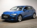 une Audi bleue garée dans un garage