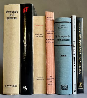 plusieurs livres sont alignés sur une étagère