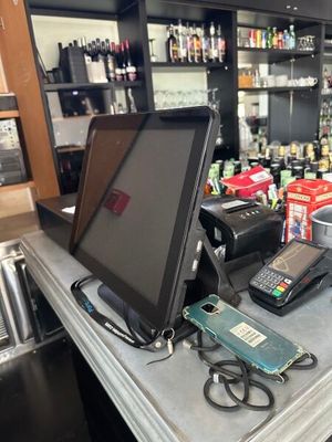 une photo d'un comptoir sur lequel se trouvent un ordinateur portable et un écran