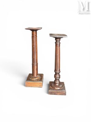 paire de bougeoirs anciens en laiton sur des socles en bois