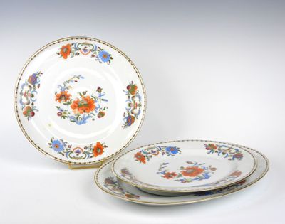 deux assiettes à motifs floraux posées sur une surface blanche