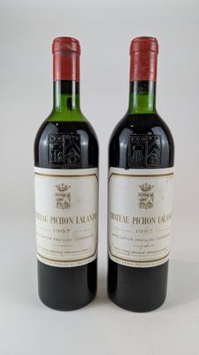 deux bouteilles de vin posées l'une à côté de l'autre sur une table