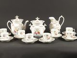 une image représentant un ensemble de tasses et soucoupes en porcelaine pour le thé et le café