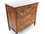une commode en bois avec des poignées et des boutons en laiton