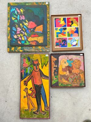 Plusieurs tableaux sont accrochés au mur d'une pièce.