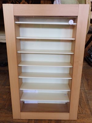 COLLECTION. Vitrine en mélaminé à plateaux en mélaminé ouvra…