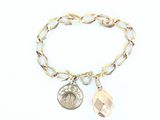 bracelet orné de deux breloques et d'une pièce, sur fond blanc