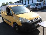 une camionnette jaune garée dans un parking