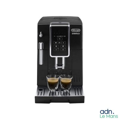 gros plan d'une machine à café sur fond blanc