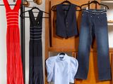 un portant sur lequel sont suspendus des vêtements et un pantalon