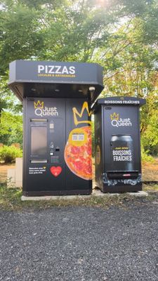 deux distributeurs automatiques placés l'un à côté de l'autre