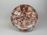 une assiette avec un tableau sur une table