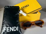 Lunettes de soleil Fendi et étui
