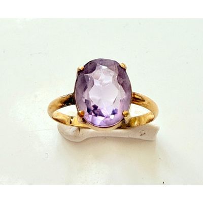 une image d'une bague sertie d'une pierre d'améthorate