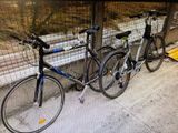 deux vélos garés l'un à côté de l'autre sur le trottoir