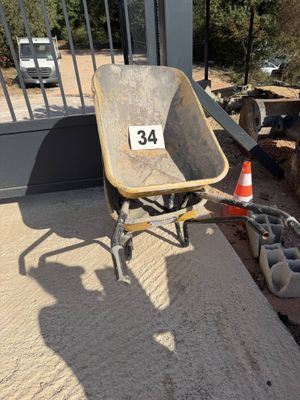 une brouette qui est garée sur le bord de la route
