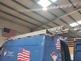 une camionnette bleue avec des drapeaux américains sur les côtés