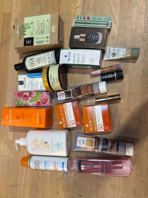 de nombreux types de produits de soins de la peau disposés par terre