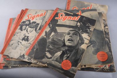 plusieurs magazines consacrés à divers films sont empilés les uns sur les autres