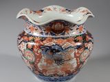un vase orange et bleu orné d'un oiseau