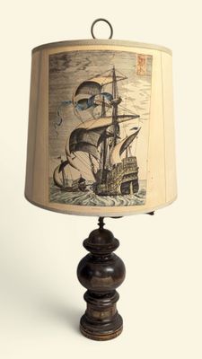 une lampe sur laquelle est représenté un bateau