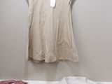 une chemise blanche accrochée au mur à côté d'un lit