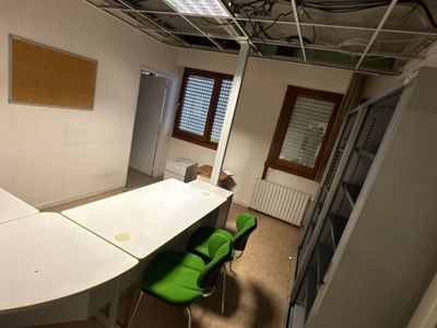 une pièce avec un bureau et une chaise