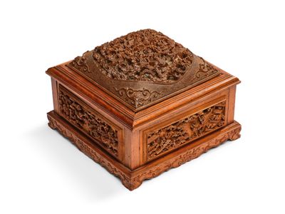 boîte en bois sculptée, avec un motif sculpté sur le couvercle, sur fond blanc