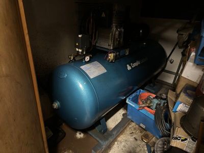 un réservoir bleu posé dans un coin d'une pièce