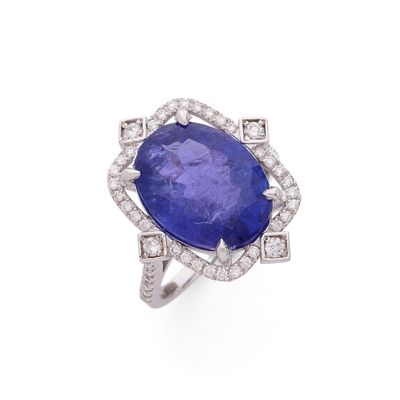 une bague ovale sertie d'une tanzanite et de diamants