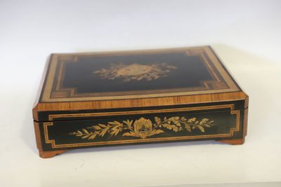 l'image d'une boîte en bois ornée d'un motif floral