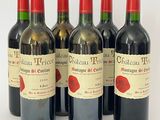 six bouteilles de vin rouge sont alignées sur une surface blanche