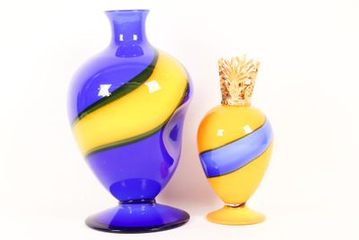 deux vases posés l'un à côté de l'autre sur une surface blanche