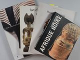 Trois livres sur l'art et la culture sont posés sur une table