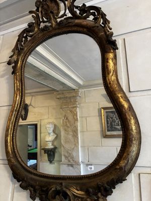un miroir accroché au mur d'une pièce