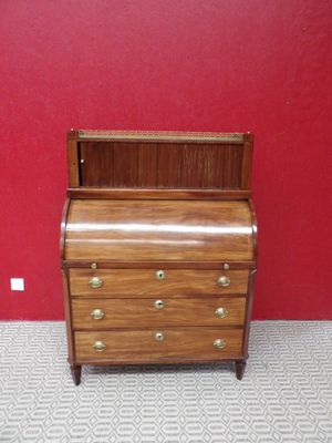 une vieille commode en bois avec un mur rouge en arrière-plan