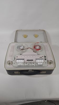 un petit appareil électronique posé sur une table blanche