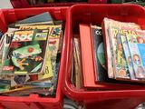 deux bacs rouges remplis de magazines et encore de magazines