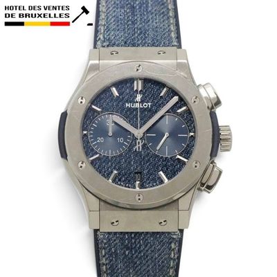 la montre est dotée d'un bracelet bleu et d'un boîtier argenté