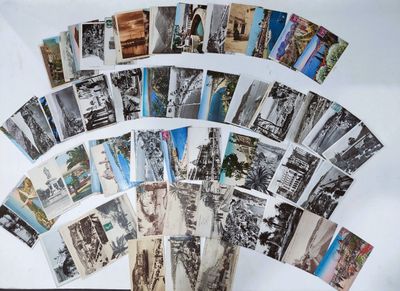 beaucoup de vieilles cartes postales sur la table