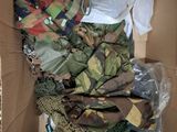 une boîte en carton remplie d'objets hétéroclites