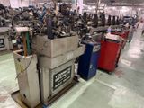 une machine qui se trouve dans une usine où il y a beaucoup de machines